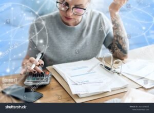 persona che calcola documenti con calcolatrice
