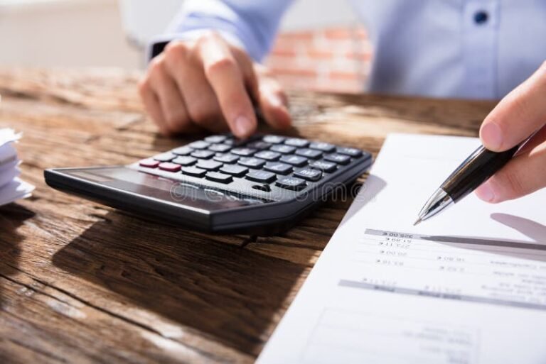 persona che calcola finanze con calcolatrice 1