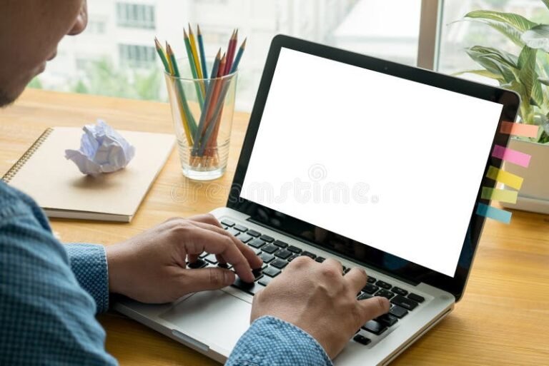 persona che cerca informazioni su laptop