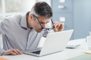 persona che cerca lavoro al computer