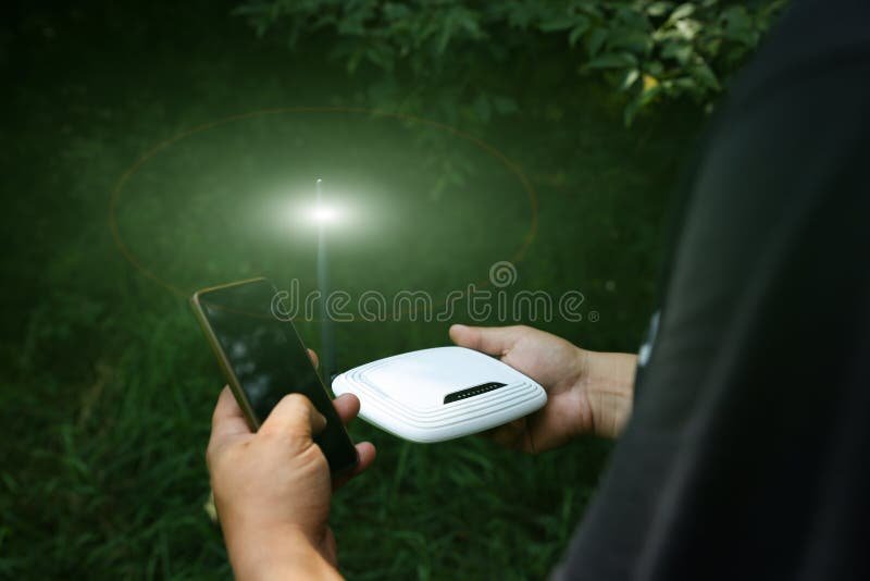 persona che cerca telefono smarrito con torcia