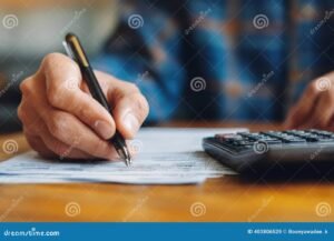 persona che compila documenti con calcolatrice 1