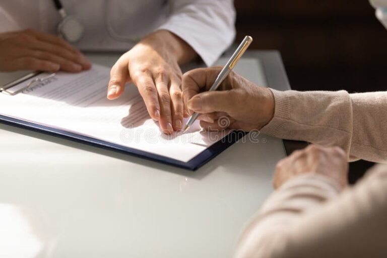 persona che compila documenti con medico vicino