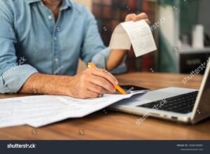 persona che compila documenti fiscali a casa