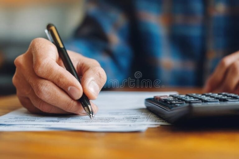 persona che compila moduli con calcolatrice