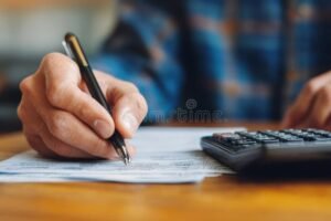 persona che compila moduli fiscali con calcolatrice