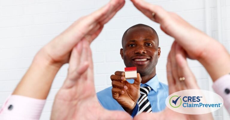 persona che confronta polizze assicurative sorridente