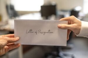persona che consegna una lettera di dimissioni