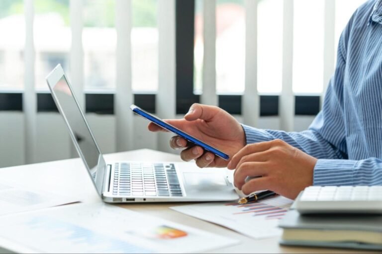 Come Vedere i Contributi Versati: Quali Strumenti Utilizzare 7 persona che consulta documenti finanziari online