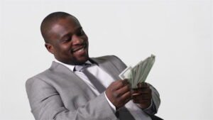 persona che conta banconote con sorriso 1