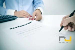 persona che firma dimissioni con contratto