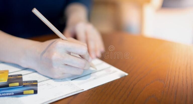 persona che firma modulo di richiesta carta credito