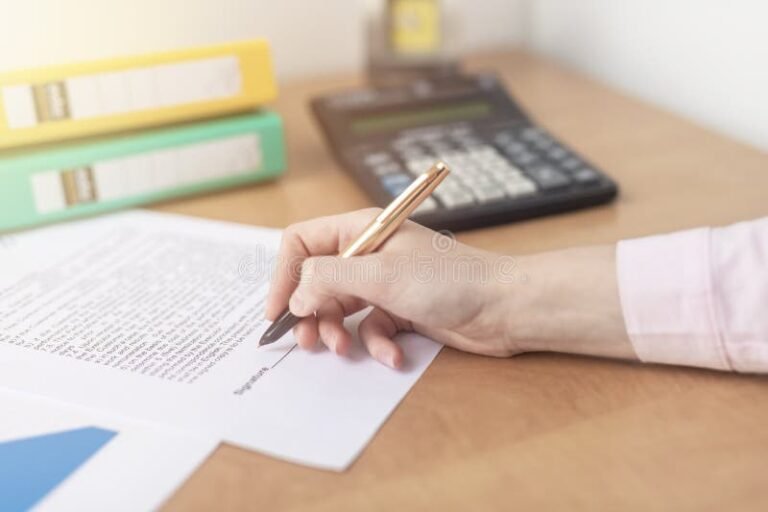 persona che firma un contratto con calcolatrice