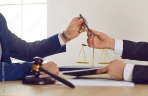 persona che firma un contratto con un avvocato