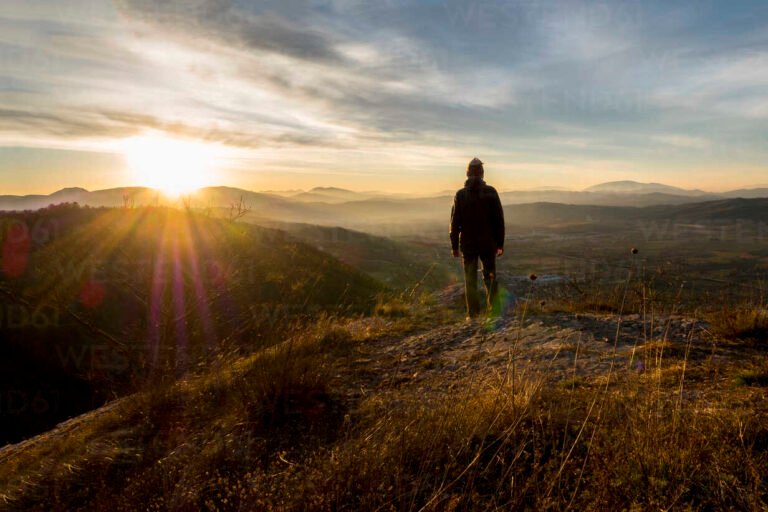 persona che guarda lalba dal monte