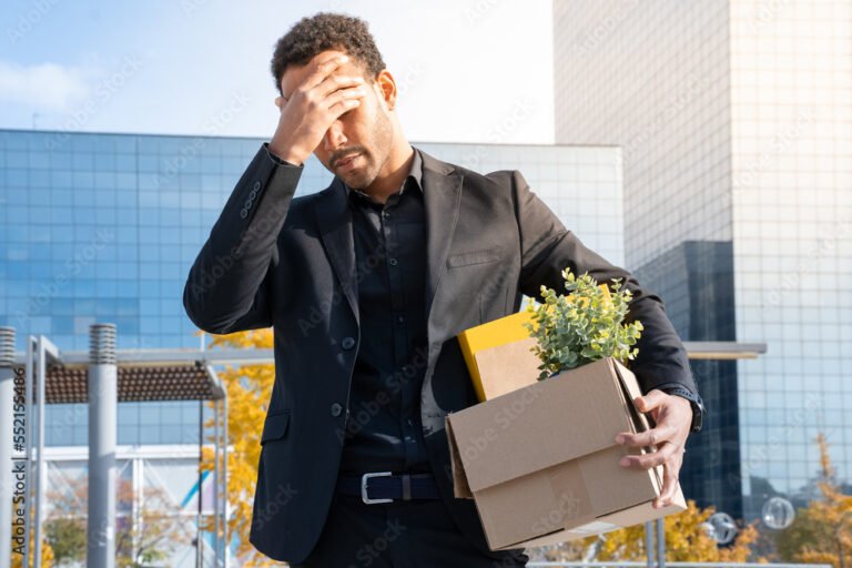 persona che lascia un ufficio con scatola