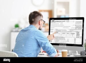 persona che lavora al computer con documenti fiscali