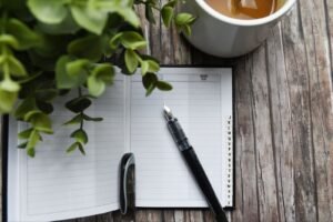 persona che pianifica giornata con agenda e caffe