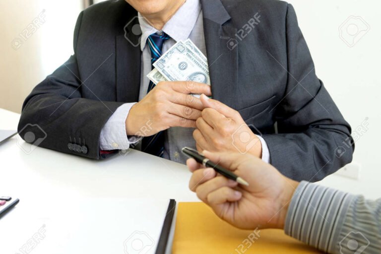 Quinto di Stipendio: Come Funziona e Quali Sono le Regole 2 persona che riceve stipendio in contanti