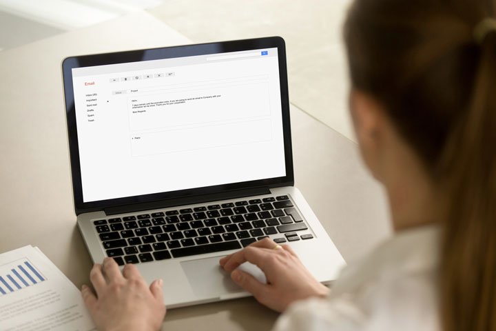 persona che scrive una mail al computer
