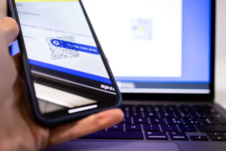 persona che utilizza computer con spid aperto