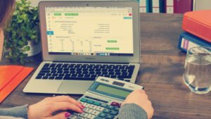 persona che utilizza computer per calcolare pensione