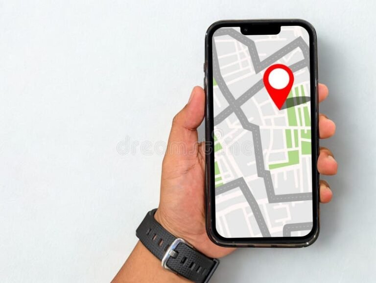 persona che utilizza smartphone con mappa digitale 1