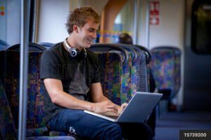 persona che utilizza spid su computer portatile