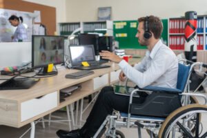 persona disabile al lavoro con computer