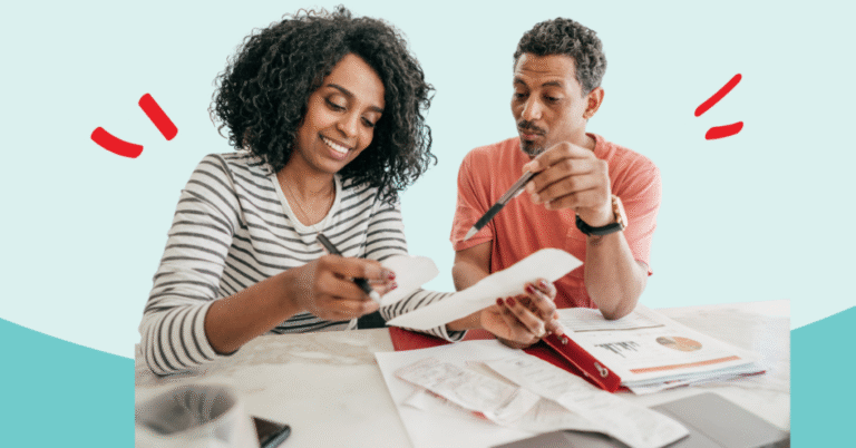 persona felice che firma documenti fiscali