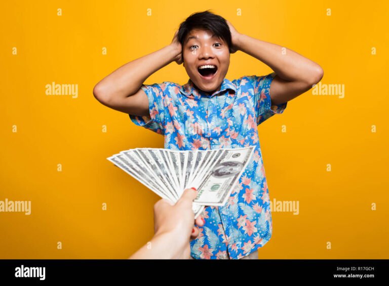 Come Ottenere Prestiti Personali Anche Se Sei Protestato 7 persona felice che riceve denaro contante 1