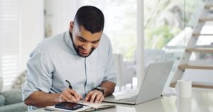 persona felice con laptop e orari flessibili