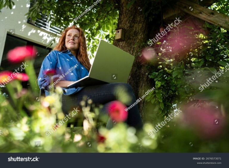 persona rilassata che lavora da laptop allaperto