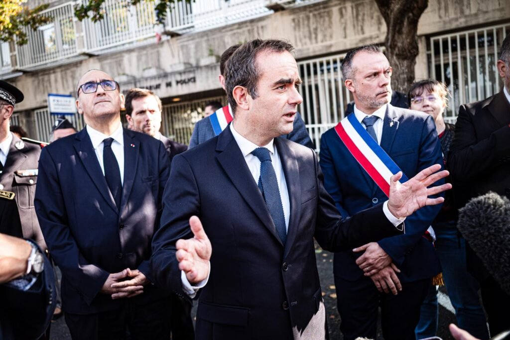 personale felice davanti a un edificio governativo italiano