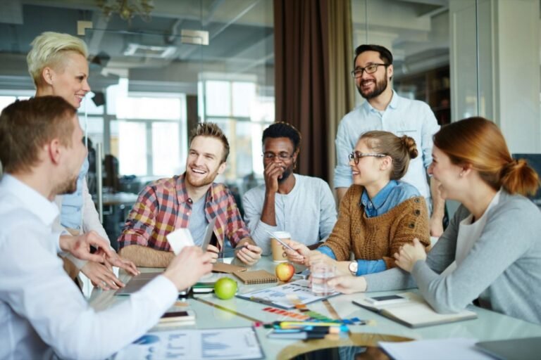 Come Aprire una Cooperativa Sociale: Quali Sono i Passi Fondamentali 16 persone che collaborano in una riunione sociale