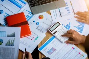 persone che pianificano il budget con calcolatrice