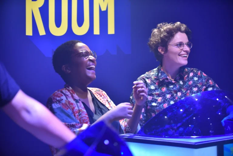 persone che ridono giocando a quiz insieme