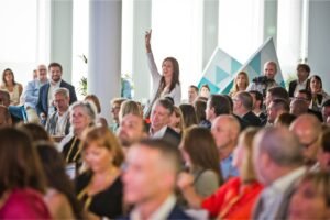 persone entusiaste in un grande evento fieristico