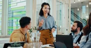 persone in formazione aziendale in aula moderna