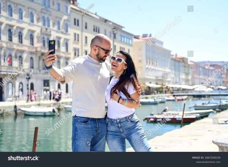 piazza san carlo con coppie sorridenti