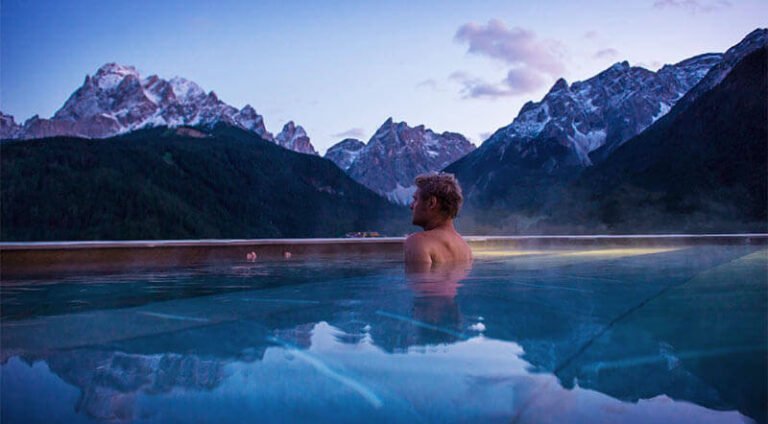 piscina termale allaperto con montagne sullo sfondo
