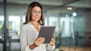 professionista che aiuta cliente con documenti fiscali