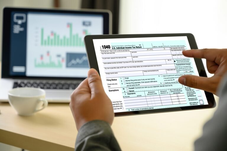 Come compilare correttamente la dichiarazione dei redditi per liberi professionisti 21 professionista che compila documenti fiscali al computer