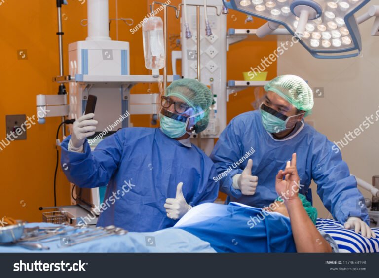 sala operatoria moderna con medico e paziente