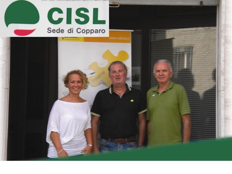 sede caf cisl con clienti sorridenti