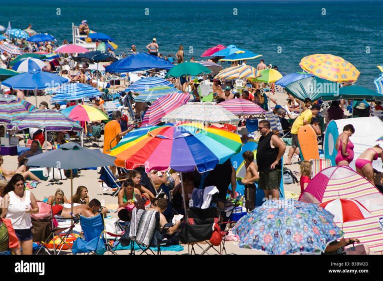 spiaggia affollata con ombrelloni colorati