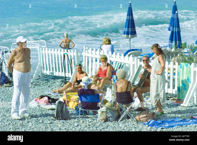 Perché Sempre Più Pensionati Italiani Scelgono Tunisi per Vivere 5 spiaggia soleggiata con pensionati europei rilassati