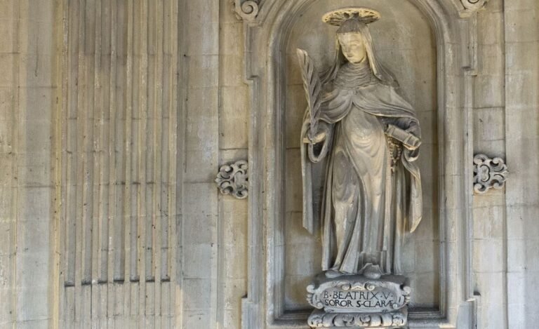 statua storica di santa chiara in chiesa