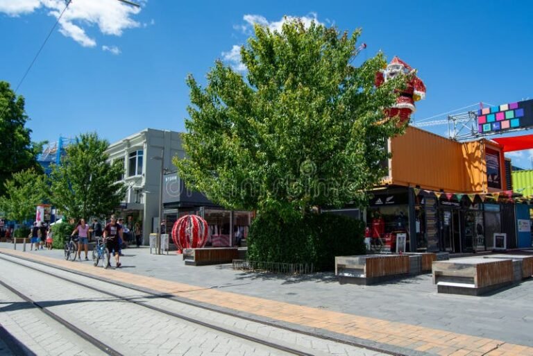 strade animate con negozi e caffe urbani