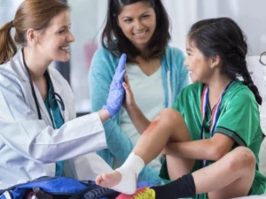 studente infortunato con medico e insegnante